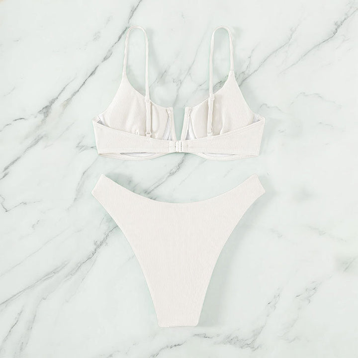 Trendig damtriangelbikini i färgblockdesign, moderna badkläder för sommarens semester och strand.