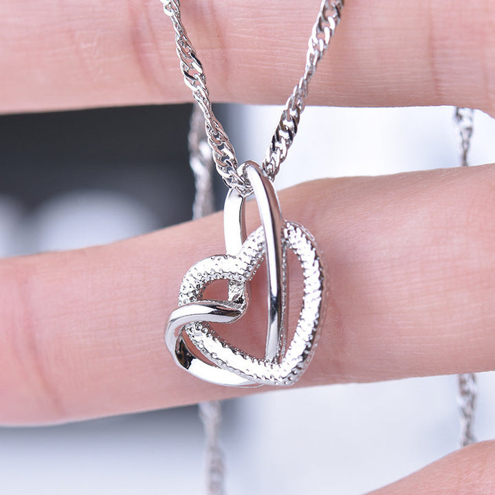 "Kvinnors frostade dubbelhjärtat silverhalsband med glansig finish, perfekt gåva för speciella tillfällen."