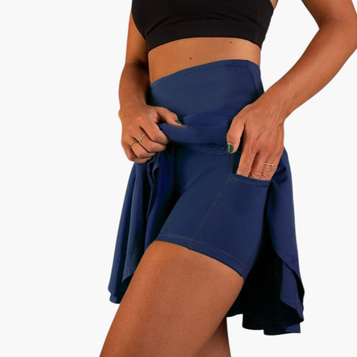 Blåa högmidjade sportskort för kvinnor med inbyggda träningsshorts. Perfekta för sommaraktiviteter.