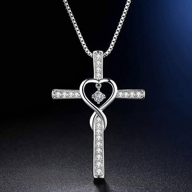 "Kvinnors hjärtkorshalsband i sterling silver med zirkonia, elegant design, smycke för stil och tro, 4,3x3 cm"