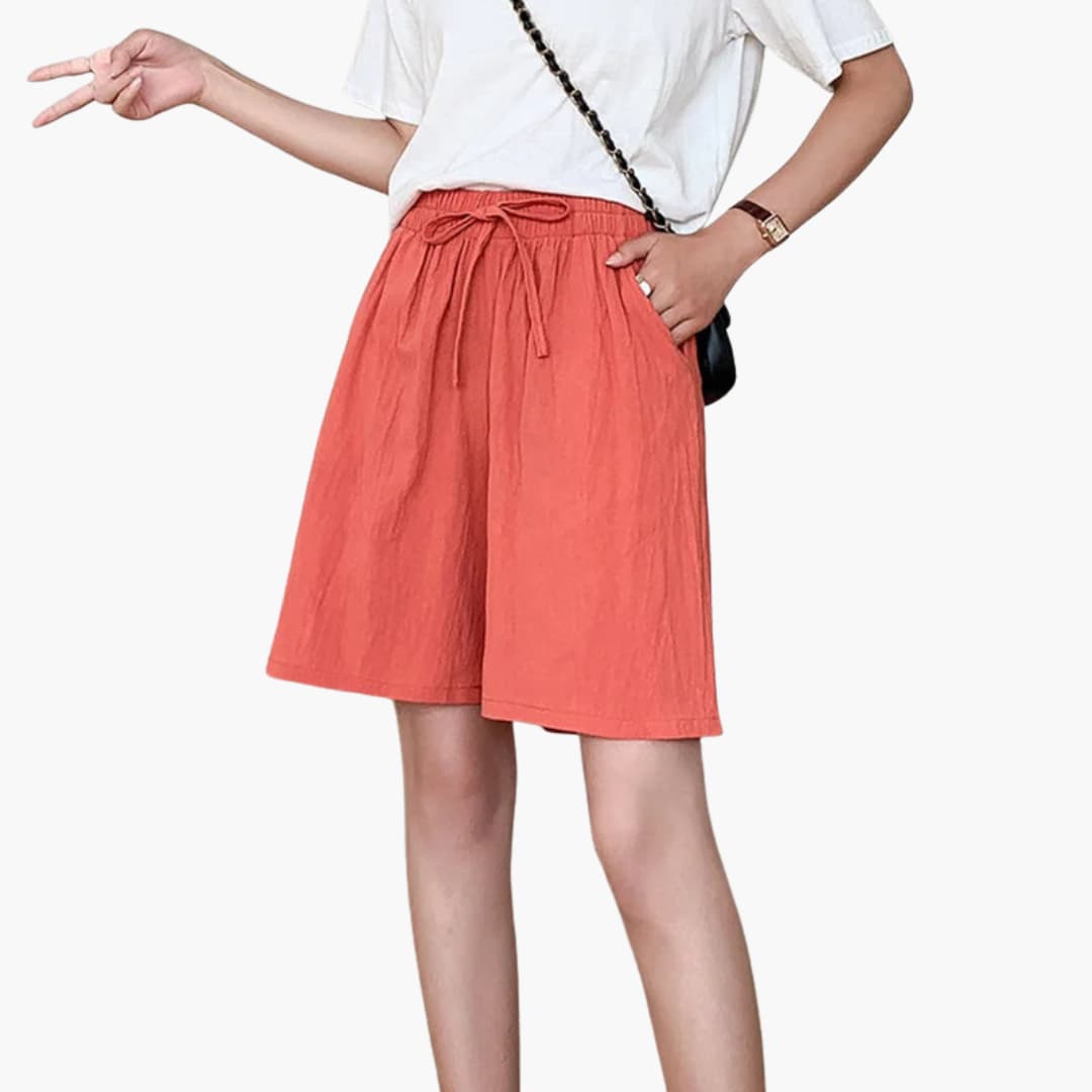 Moderiktiga knälånga damshorts med elastiskt midjeband. Bekväma & stilrena vardagsbyxor och sommarshorts.