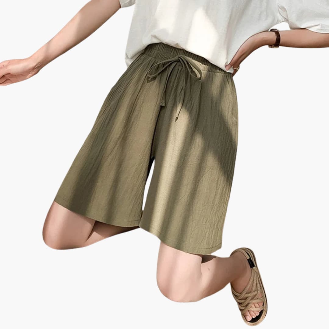 Färgglada knälånga damshorts med elastiskt midjeband. Bekväma sommarshorts för alla tillfällen & fritid.