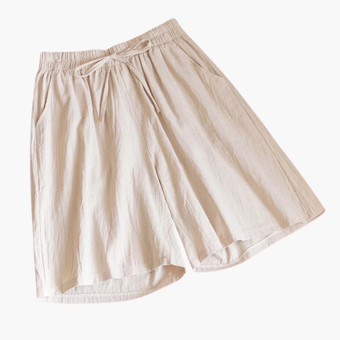 Nya knälånga damshorts i mjukt tyg, med elastiskt midjeband. Perfekta fritidsbyxor för varma dagar.