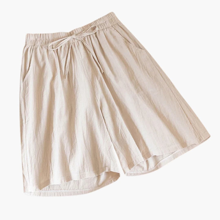 Nya knälånga damshorts i mjukt tyg, med elastiskt midjeband. Perfekta fritidsbyxor för varma dagar.