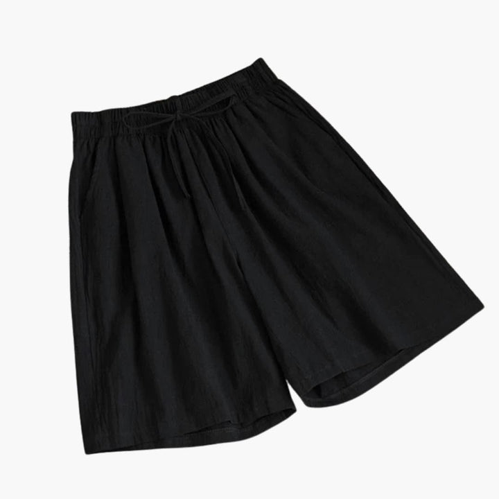 Främre vy av knälånga damshorts med elastiskt midjeband. Avslappnade & bekväma shorts för vardagsbruk.