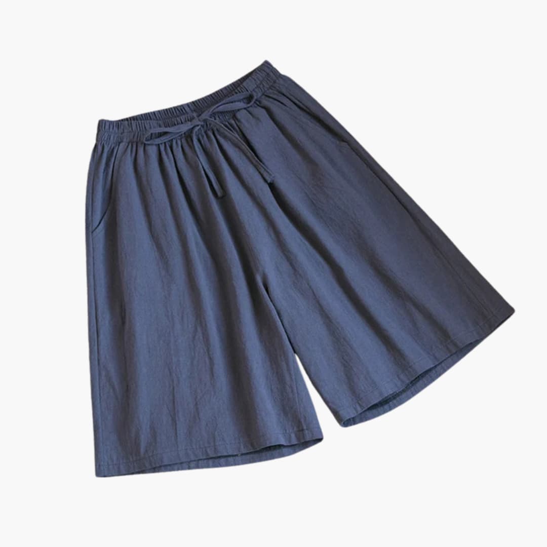 Bakre vy av bekväma knälånga kvinnors shorts med elastiskt midjeband. Perfekta för fritid och sommar.