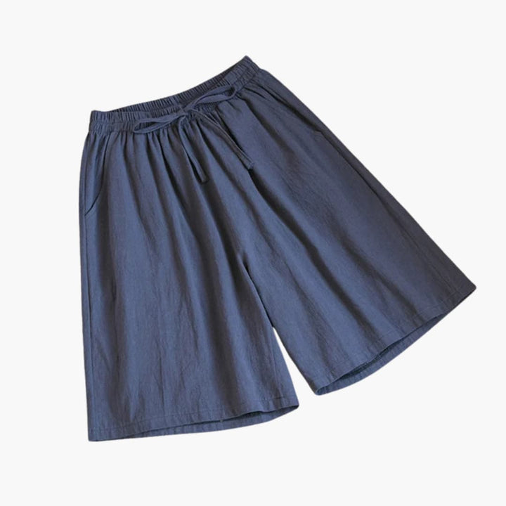 Bakre vy av bekväma knälånga kvinnors shorts med elastiskt midjeband. Perfekta för fritid och sommar.
