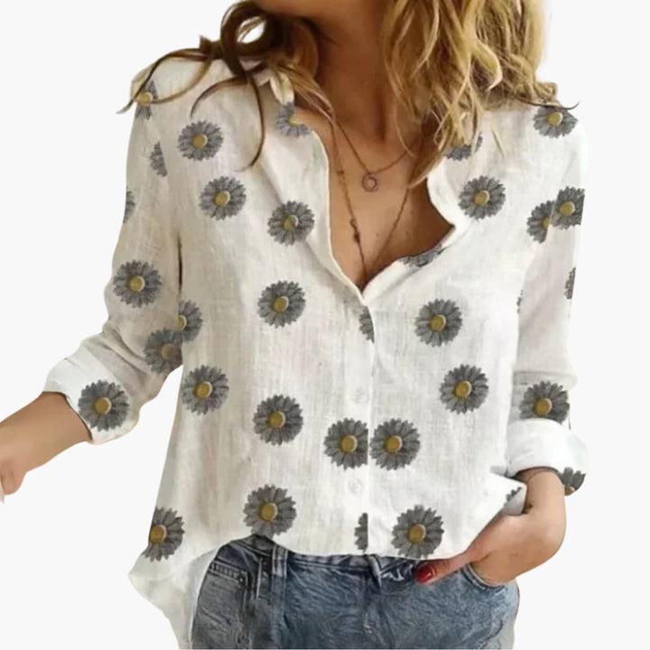 Klassisk långärmad prickig blus. Mönstrad damtopp för en elegant och modern kvinnlig stil.
