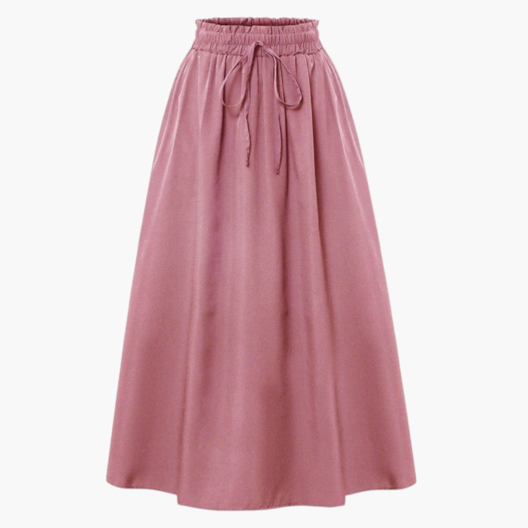 Kvinnors mönstrade midikjol med elastisk midja. Sommar, mode och bekväm stil.