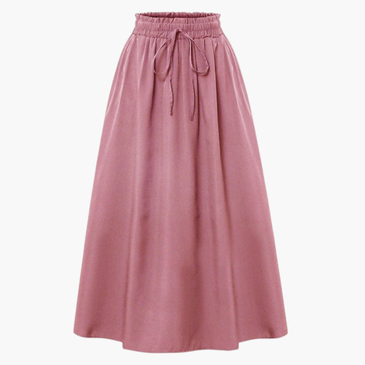 Kvinnors mönstrade midikjol med elastisk midja. Sommar, mode och bekväm stil.