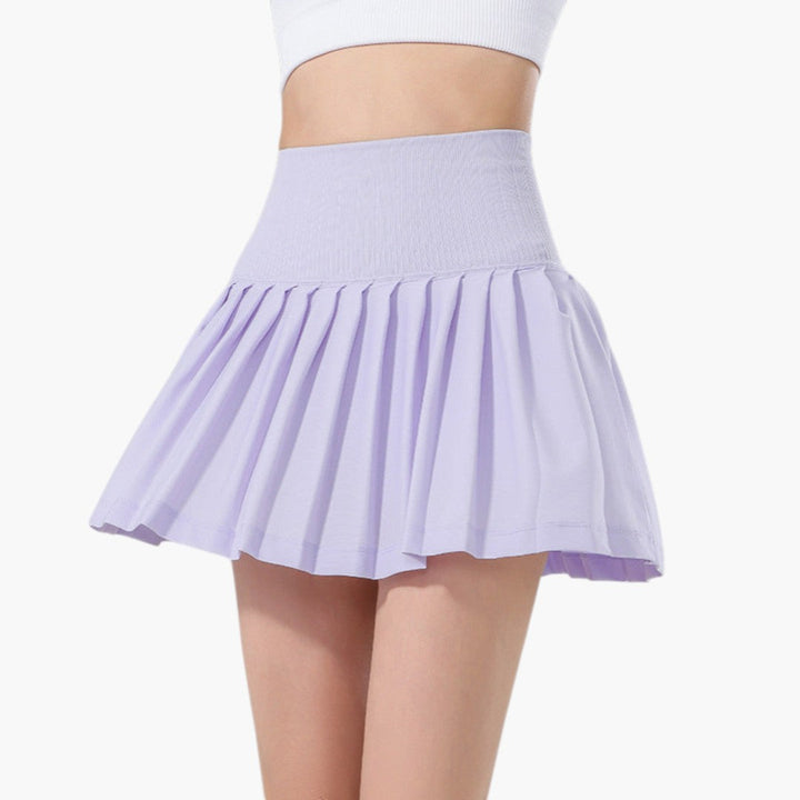 Vita bekväma kjolshorts för kvinnor. Modern A-linje design & sportig look. Perfekta sommarshorts.