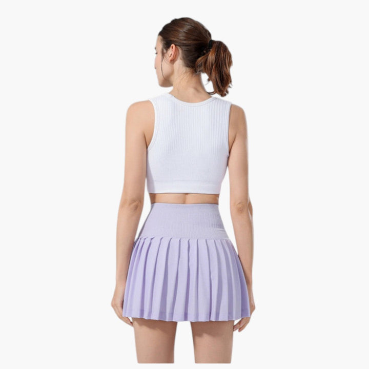 Ljusgrå sportiga kjolshorts för dam. Andningsbart tyg och bekväm dragsko. Idealiska för aktivitet.
