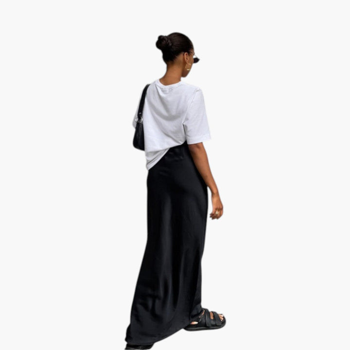 Elegant golvlång maxikjol med rak design. Hög midja framhäver figuren, idealisk för fest.