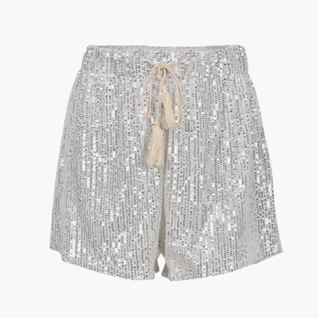 Kvinnors paljetshorts med hög midja i silver. Perfekta festshorts för en glittrig sommarstil.