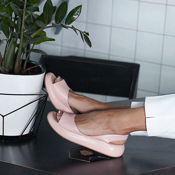 "Kvinnors peep toe platta sandaler i flera färger, elegant design med syntetiskt läder och slip-on funktion."