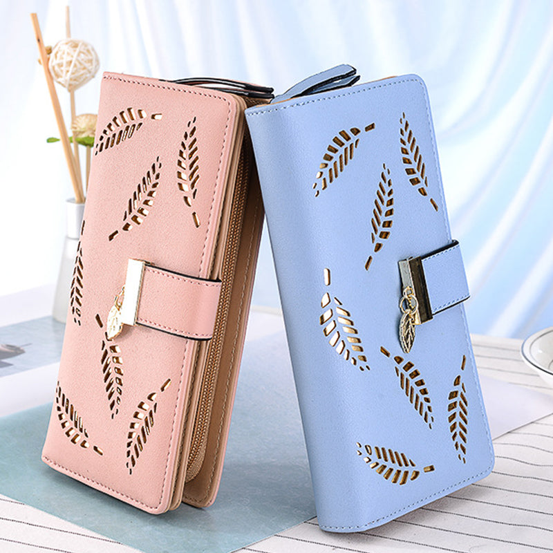 "Kvinnors plånbok i PU-läder med elegant utskuren design, beige färg, praktisk med kortfack och dragkedja."