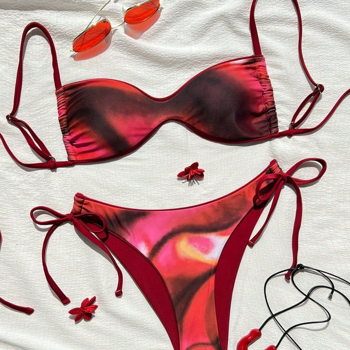 Trendig badmode: push-up bikini med vildsint djurtryck för sol och strand.