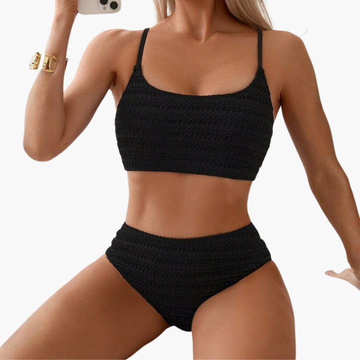 Kvinnors ribbade bikini med högmidjade trosor och spaghettiremtopp, perfekt för sommar och strandmode.