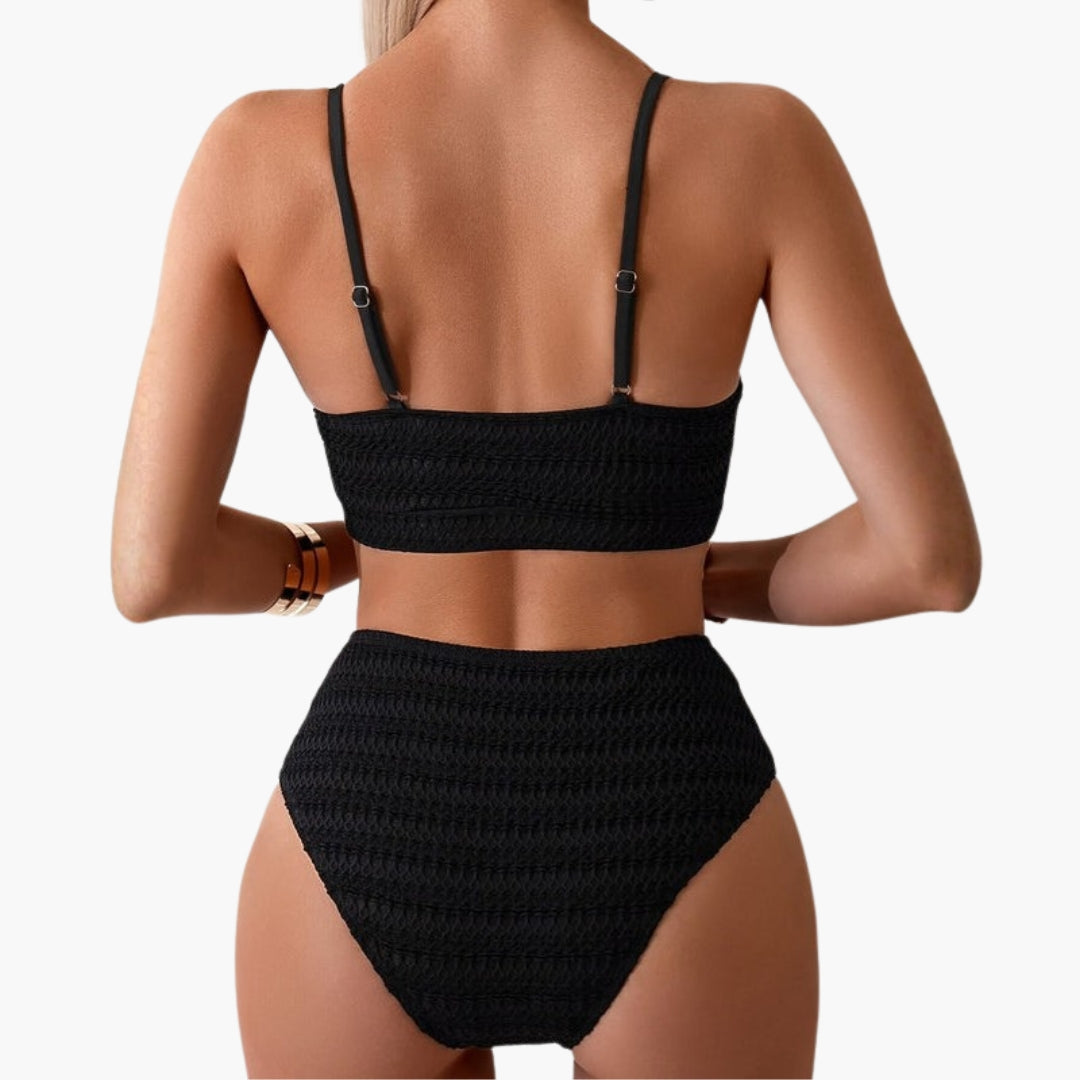 Elegant tvådelad ribbad bikini för dam med bekväma högmidjade trosor och tunna axelband.
