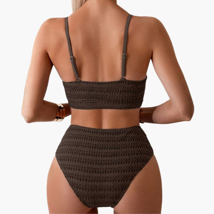 Trendig badkläder dam: ribbad högmidjad bikini med spaghettiremtopp, idealisk för soliga dagar.
