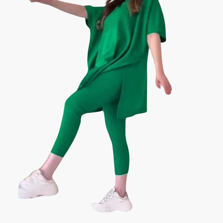 Elegant kvinnors ribbstickat stickat set i två delar, med oversize topp och leggings för en modern look.