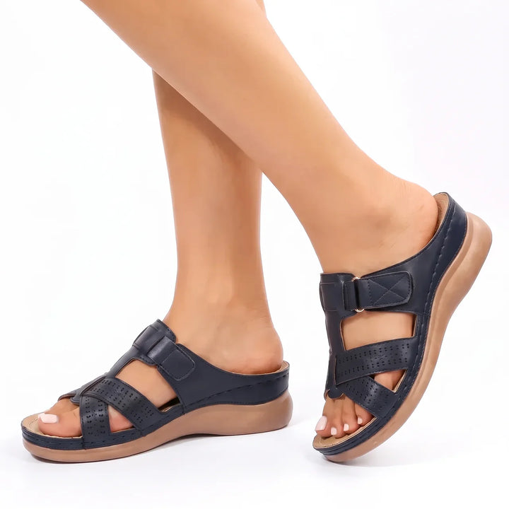 Kvinnors slip-on sandaler med formad innersula för optimal komfort och stöd.