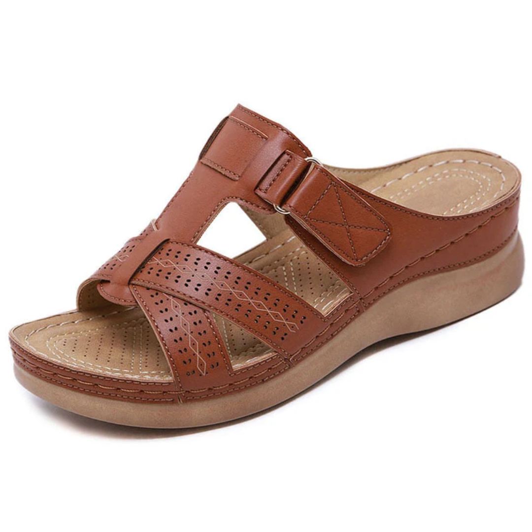 Dam-sandaler med komfortabel formad sula, enkel slip-on design för sommarbruk.