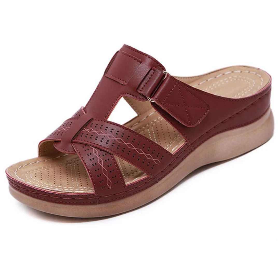 Avslappnade sandaler för kvinnor, med fotriktig innersula och slip-on funktion.