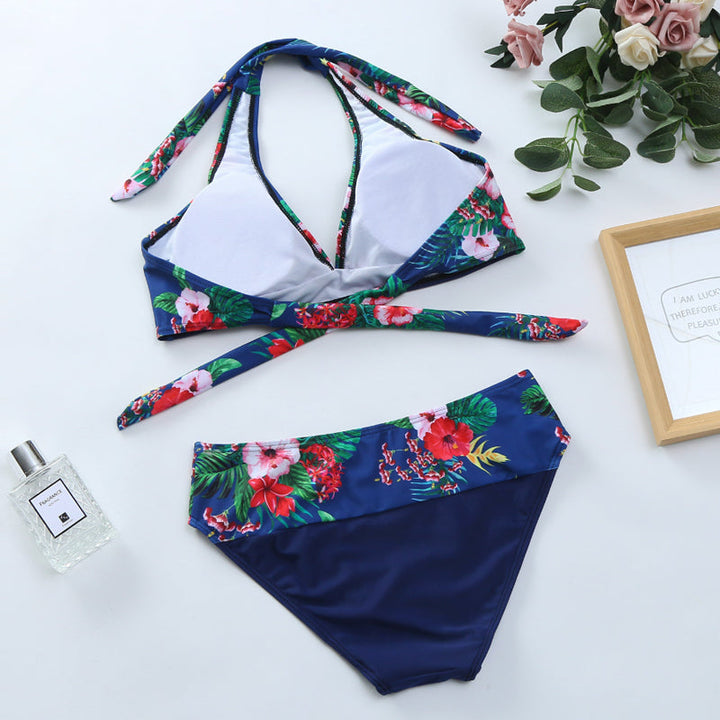 "Kvinnors sommarblommig bikiniset framifrån, livlig blommig design i blå och vit för strand och pooldagar."