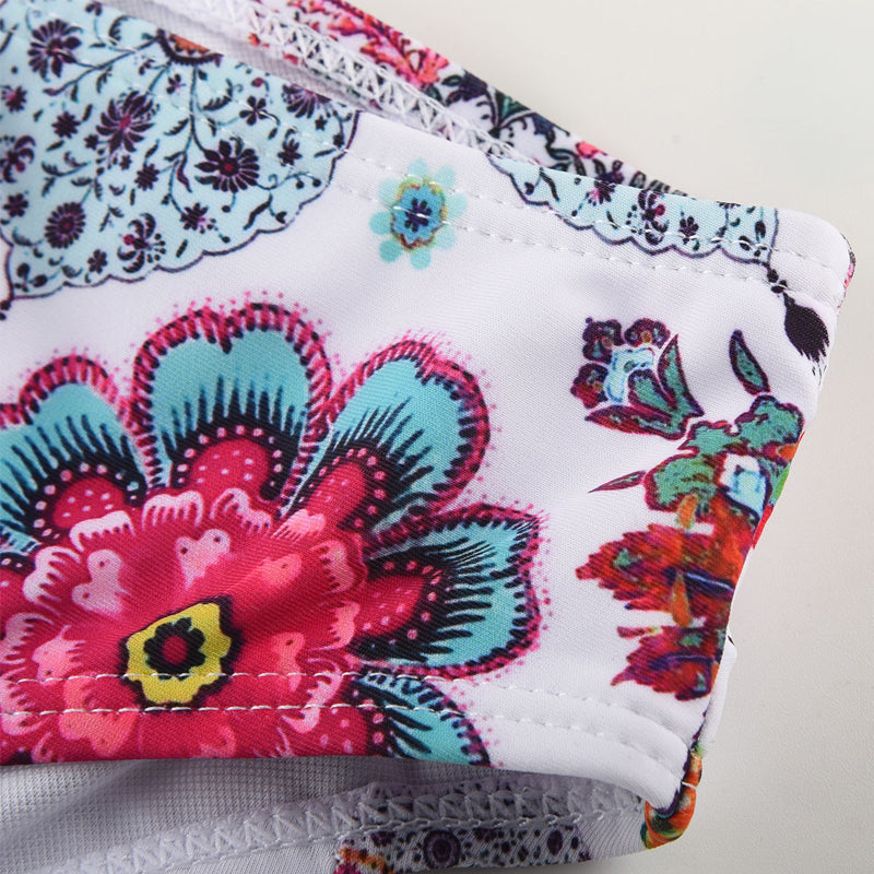 "Kvinnors sommarblommig bikiniset framifrån, livlig blommig design i blå och vit för strand och pooldagar."