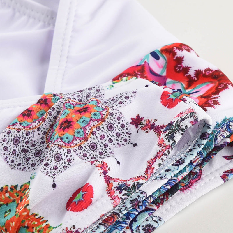 "Kvinnors sommarblommig bikiniset framifrån, livlig blommig design i blå och vit för strand och pooldagar."