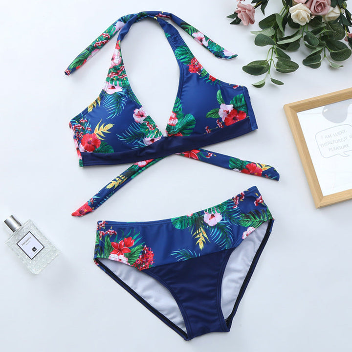 "Kvinnors sommarblommig bikiniset framifrån, livlig blommig design i blå och vit för strand och pooldagar."