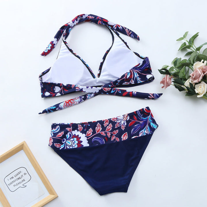 "Kvinnors sommarblommig bikiniset framifrån, livlig blommig design i blå och vit för strand och pooldagar."