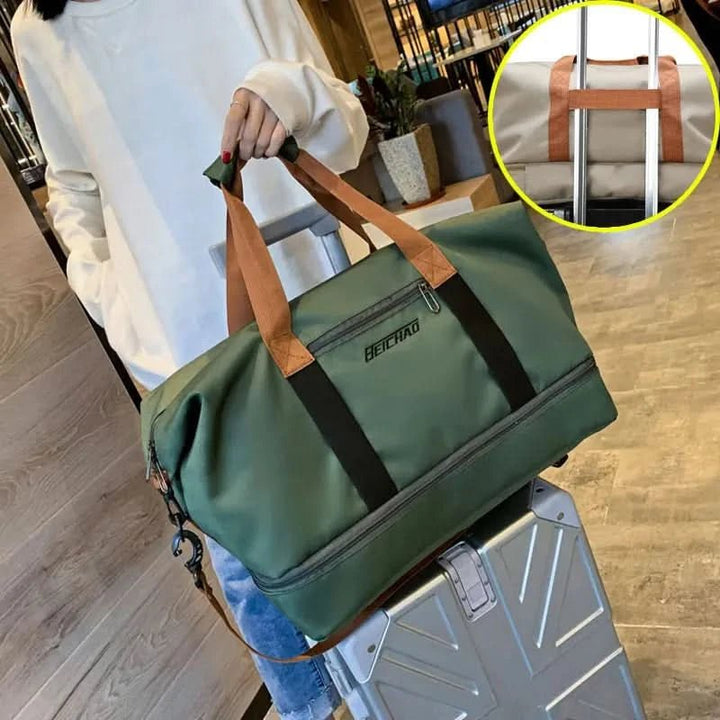 Snygg kvinnors träningsväska i nylon, perfekt för sport och korta resor.