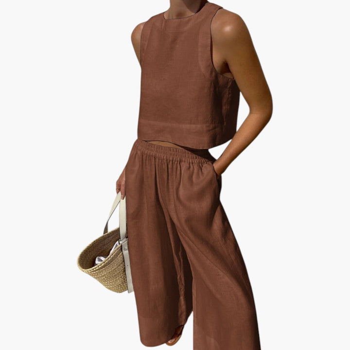 Detaljbild av vida byxor med elastisk midja från bekvämt kvinnors tvådelat loungewear set.