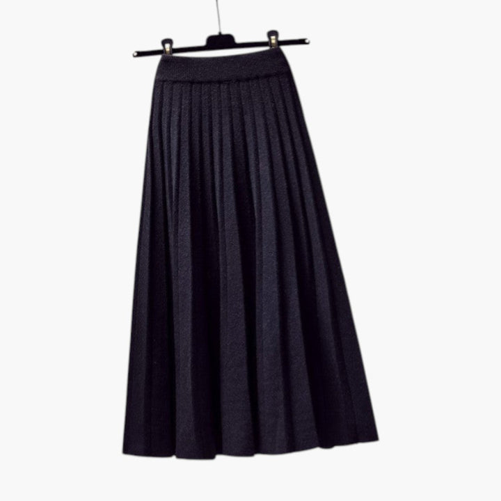 Elegant veckad maxikjol för kvinnor, med elastisk midja, skapar en smickrande silhuett.