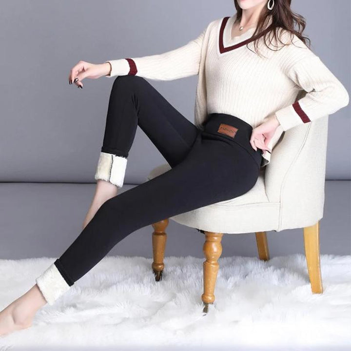 Vintertäta leggings för dam med fleecefoder i grått, visar detaljerad passform och värmeisolering.