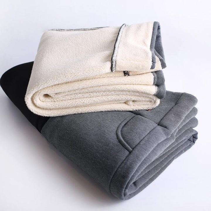 Vintertäta leggings för dam i svart, som visar den mångsidiga designen för vardagsbruk.