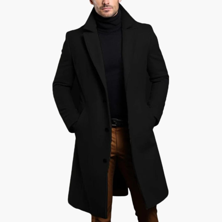 Lång herrrock med tidlös design, elegant knäppslå. Perfekt ytterplagg för vår och höst.
