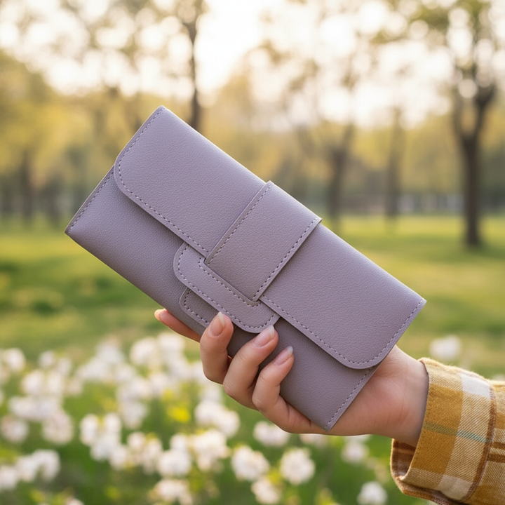 Lång plånbok i svart elegant PU-läder. Unisex design med praktiska kortfack. Stilren accessoar.