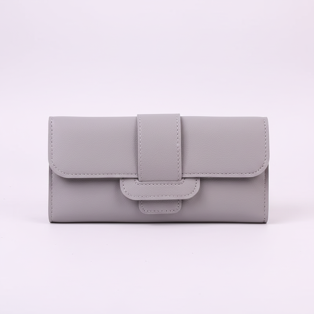 Lång plånbok i ljusblå PU-läder. Unisex modell med smarta kortfack. En snygg present för alla.