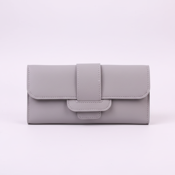 Lång plånbok i ljusblå PU-läder. Unisex modell med smarta kortfack. En snygg present för alla.