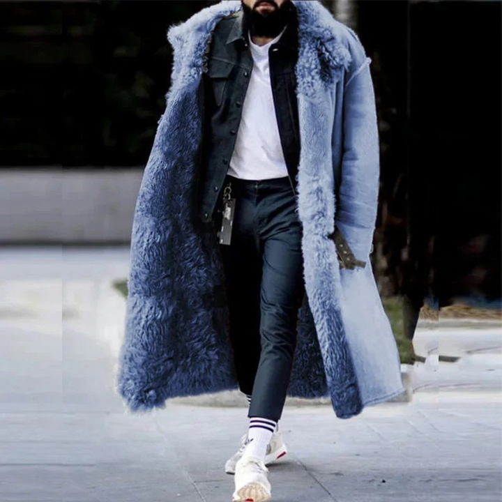 Lång svart herr vinterjacka i shearling-stil, perfekt för kalla dagar. Varmt och stilrent ytterplagg.