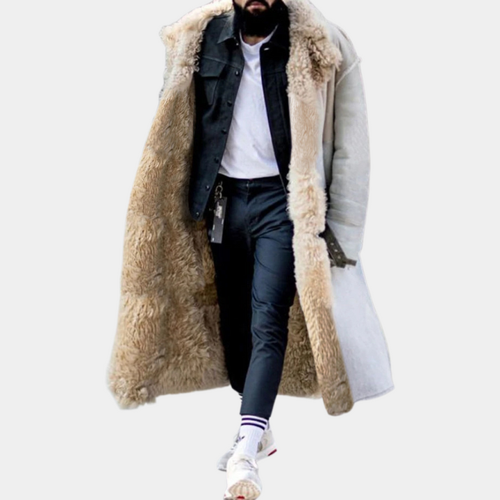 Stilren lång herrjacka med shearling-foder, erbjuder optimal värme och skydd mot kyla.