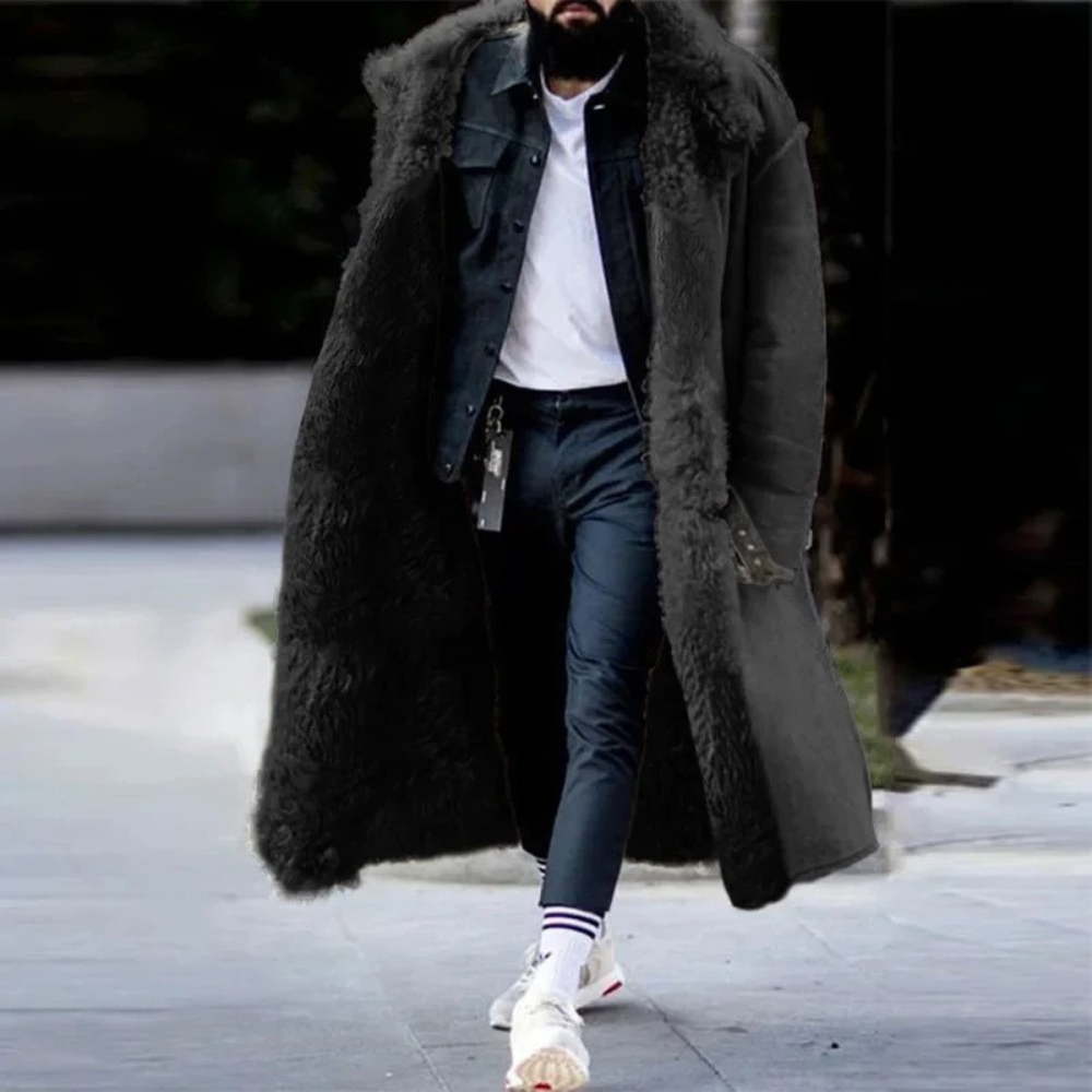 Trendig lång brun herr vinterjacka. Varm shearling-kappa som kombinerar stil och komfort för vintern.
