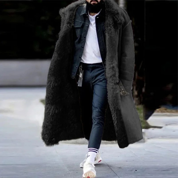 Trendig lång brun herr vinterjacka. Varm shearling-kappa som kombinerar stil och komfort för vintern.