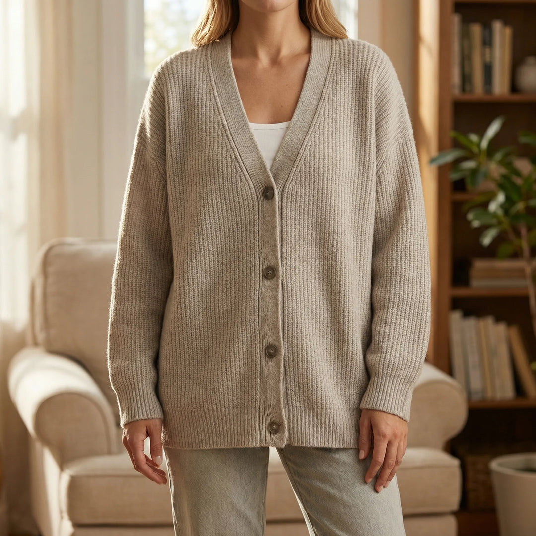 Lång taupe damcardigan i stickat, öppen framkant. Mjuk & stilren för vardag, lager på lager. Damkläder, mysig.