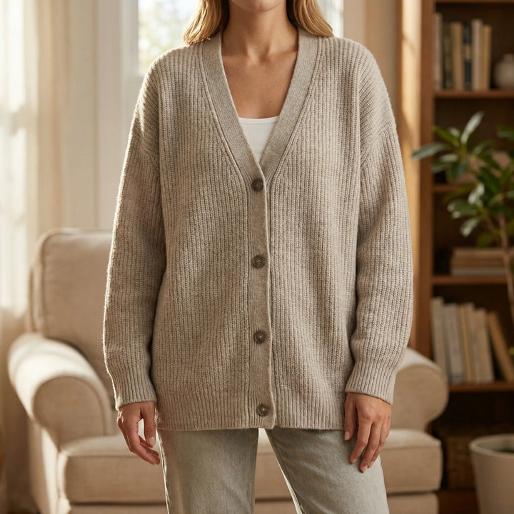 Lång taupe damcardigan i stickat, öppen framkant. Mjuk & stilren för vardag, lager på lager. Damkläder, mysig.