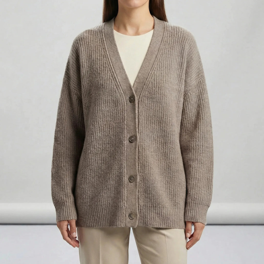 Vit lång öppen damcardigan i mjukt stickat material. Perfekt för mysig vardagsstil. Bekväma damkläder.