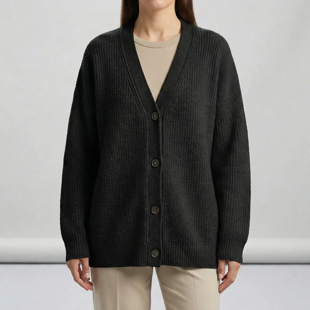 Mjuk beige stickad lång damcardigan med öppen framkant. Bekväm & stilren för alla damkläder, mysig.